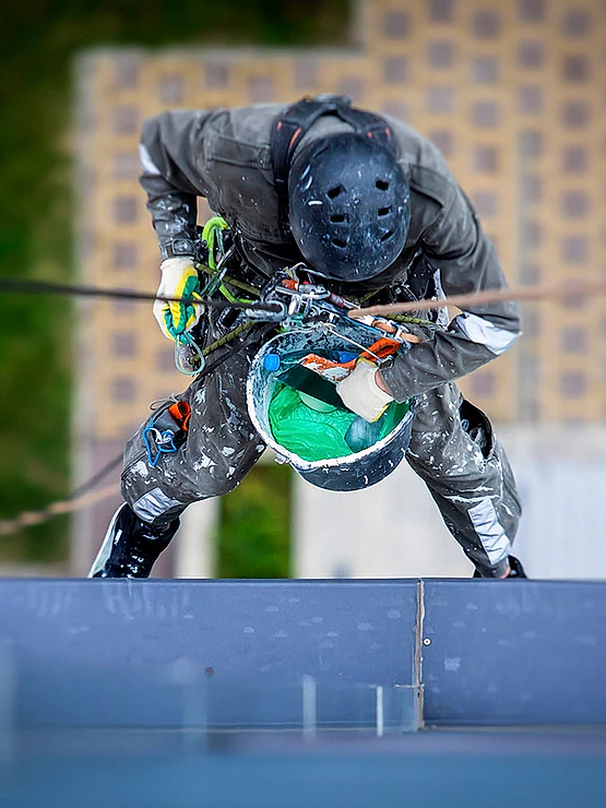 Hombre realizando trabajo en alturas